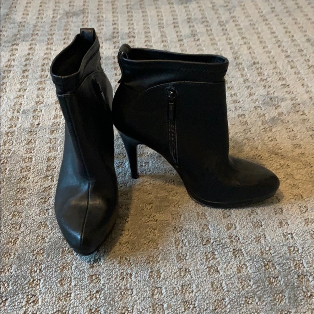 Nine West black leather bootie